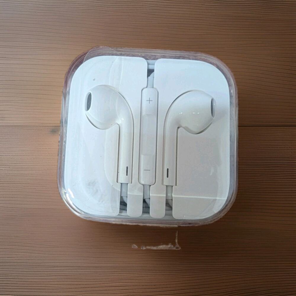 Genuine Apple EarPods Wired Headphones 3.5mm Plug Built-In Mic & Remote - NEW